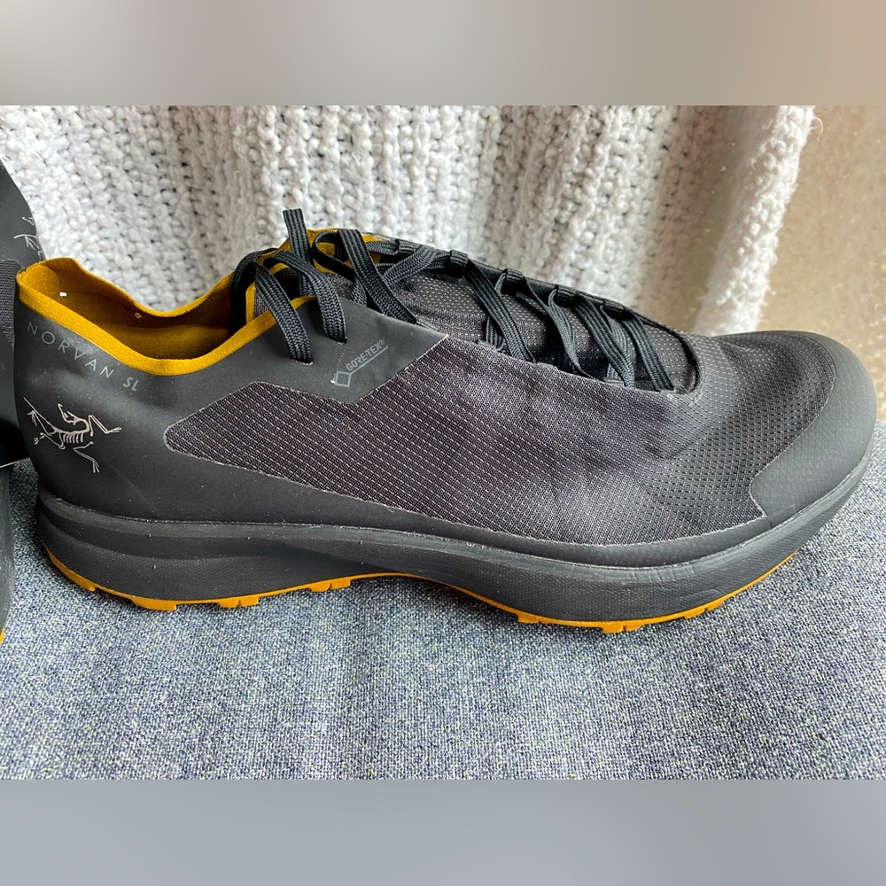 Men’s Arctyeryx GoreTex size 9.5 training shoe